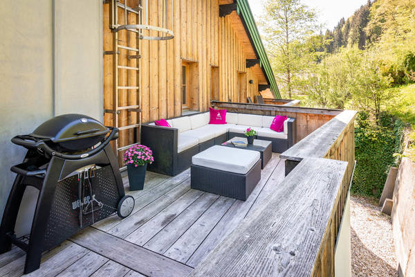 Ferienwohnung Hochsitz - Loungebereich mit Weber Grill